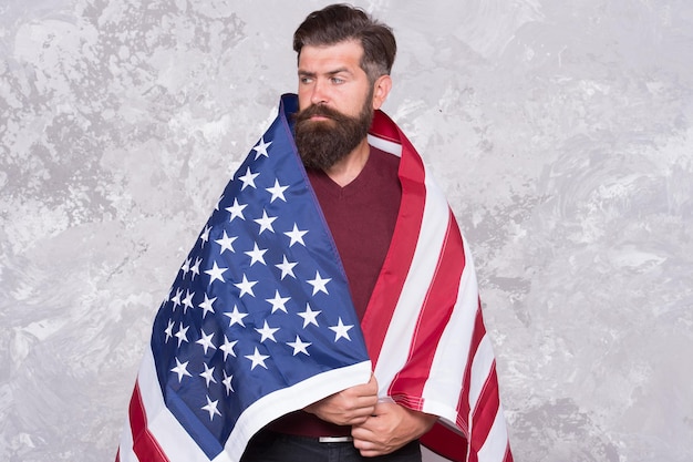 L'uomo hipster americano celebra il giorno dell'indipendenza con la bandiera nazionale, concetto di vacanze.