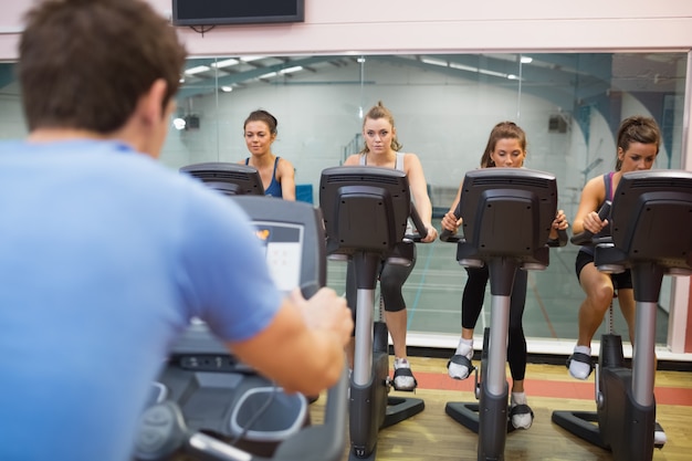 L&#39;uomo impartisce lezioni di spinning
