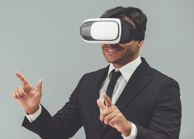 l'uomo in abito classico sta usando una realtà virtuale