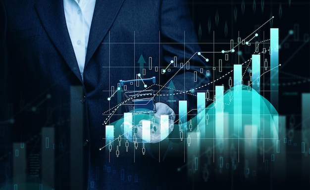 L'uomo in abito nero tiene un carrello in miniatura sullo sfondo di un grafico olografico con indicatori crescenti