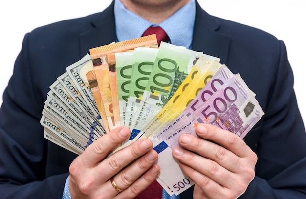 L'uomo in giacca e cravatta detiene le denominazioni in euro
