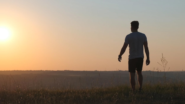 L'uomo in piedi contro il bel tramonto