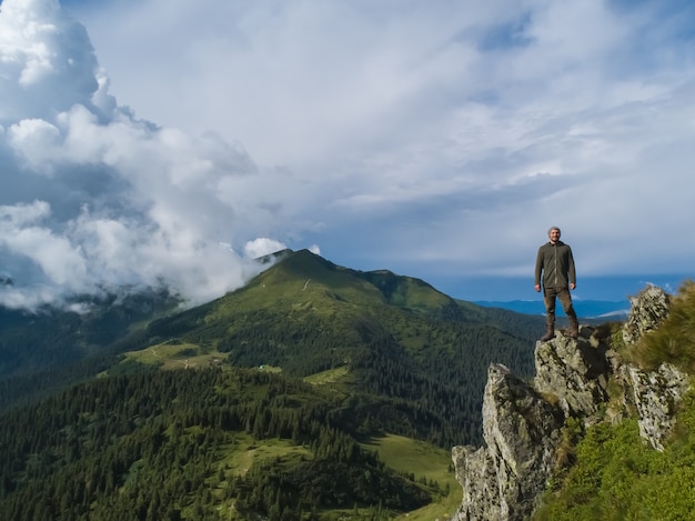 L'uomo in piedi sulla bellissima montagna