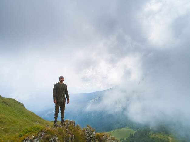 L'uomo in piedi sulla montagna nebbiosa