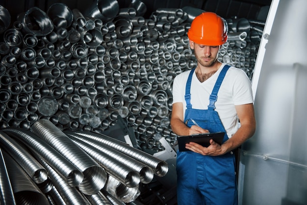 L'uomo in uniforme lavora alla produzione