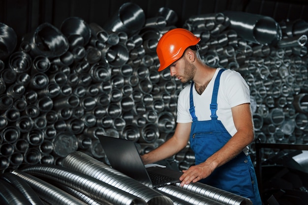 L'uomo in uniforme lavora alla produzione