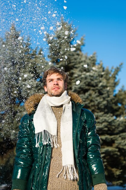 L'uomo in vacanza invernale. Vacanza e viaggio. Uomo. È freddo fuori. Foresta nella neve. Aria fresca. Tempo nevoso. Cappotto invernale alla moda. Moda invernale. Vestiti caldi. Iniziare un nuovo giorno con aria fresca.