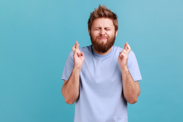 L'uomo incrocia le dita per fortuna esprimendo un desiderio sognando il rituale più intimo in attesa del miracolo