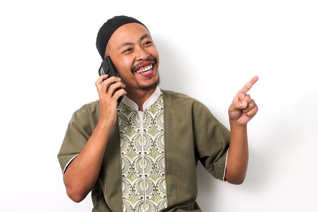 L'uomo indonesiano al telefono dirige l'attenzione Controlla queste offerte durante il Ramadan