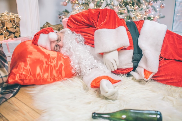 L'uomo indossa il costume di Babbo Natale