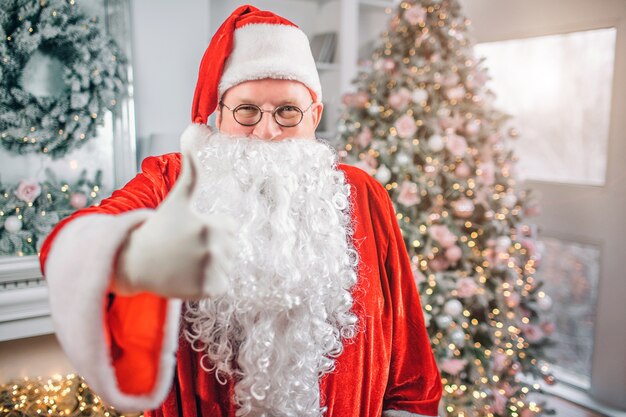 L'uomo indossa il costume di Babbo Natale