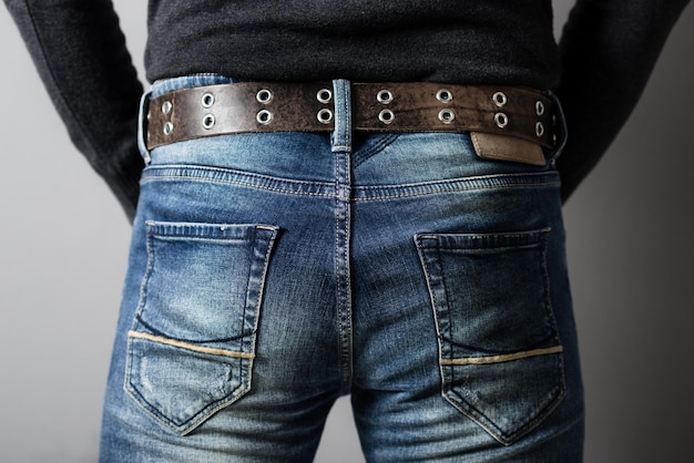 L'uomo indossa jeans