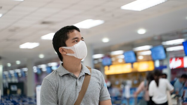 L'uomo indossa maschere all'aeroporto