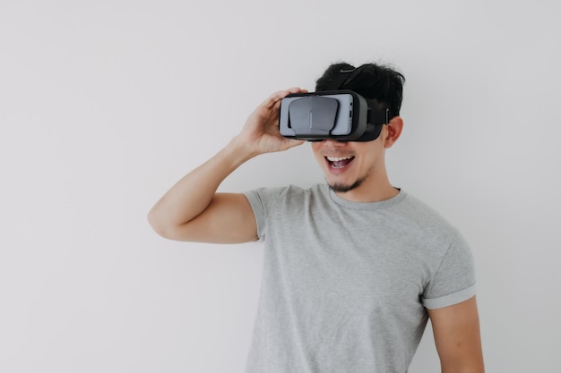 L'uomo indossa occhiali virtuali per la tecnologia interattiva del meta mondo virtuale