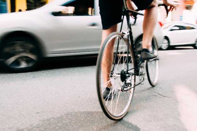 L'uomo inizia a guidare in bicicletta in città