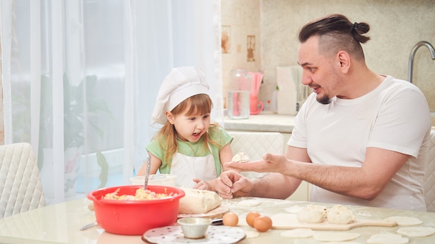 L'uomo insegna a un bambino a cucinare