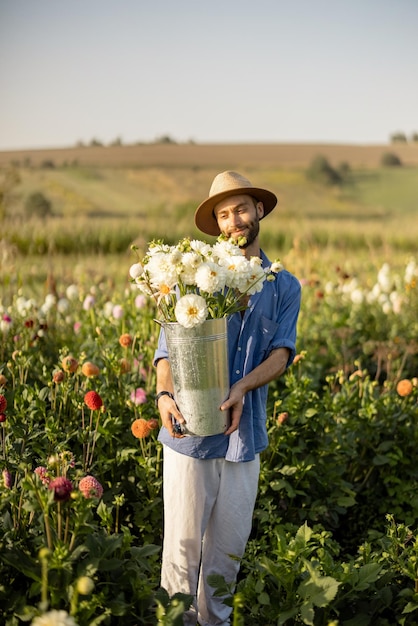 L'uomo lavora alla fattoria di dalia all'aperto