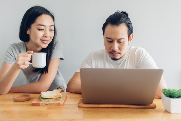 L'uomo lavora online con il supporto di sua moglie