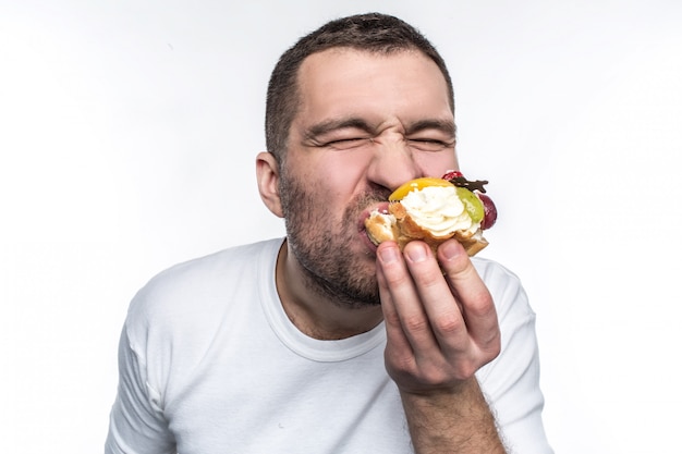 l'uomo mangia la torta