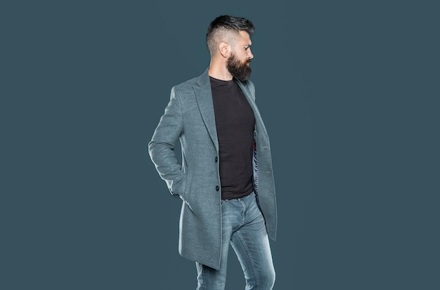 l'uomo maturo barbuto indossa casual su sfondo grigio moda maschile