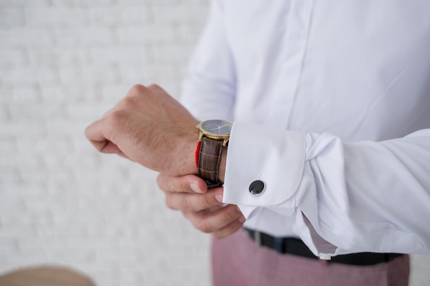 L'uomo mette un orologio sulla sua mano