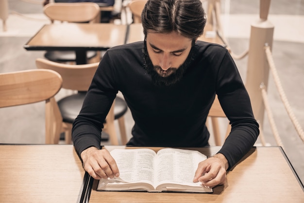 L&#39;uomo moderno legge un libro