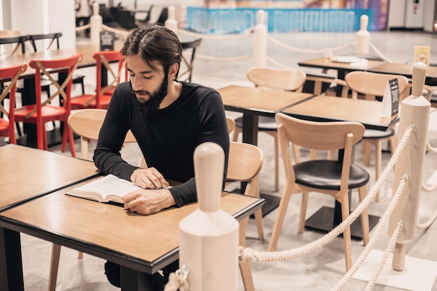 L&#39;uomo moderno legge un libro