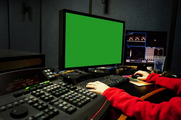 l'uomo modifica video in uno studio buio utilizzando strumenti e attrezzature moderni per la gradazione del colore