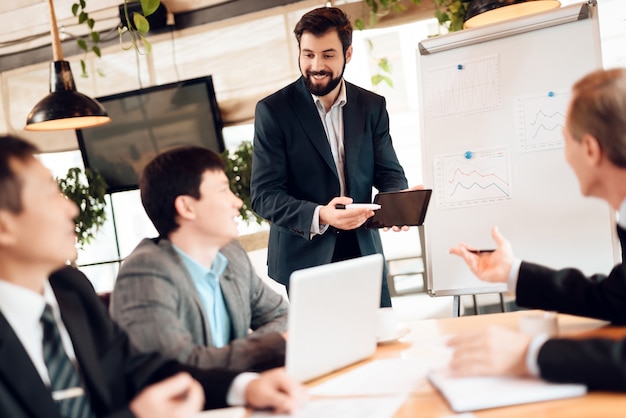 L&#39;uomo mostra ai colleghi come migliorare il lavoro