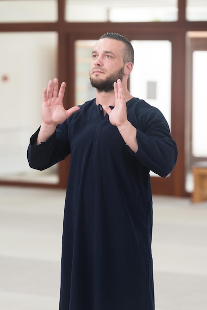 L'uomo musulmano sta pregando nella moschea