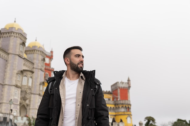 L'uomo nel palazzo della pena a Sintra in Portogallo