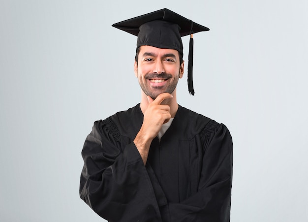 L&#39;uomo nel suo giorno di laurea Università sorridendo e guardando al fronte con faccia fiduciosa