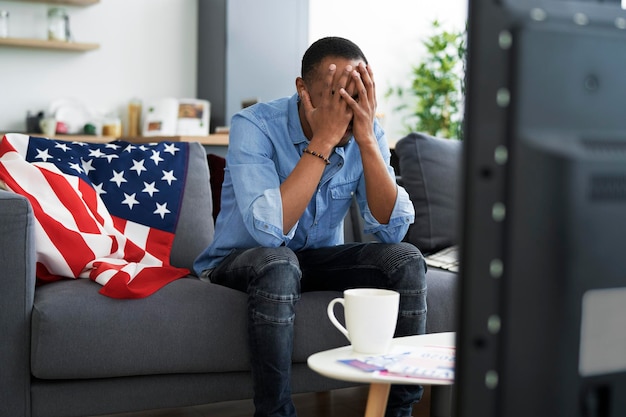 L'uomo non può sopportare quello che guarda in TV