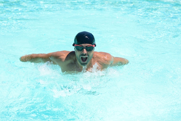 L&#39;uomo nuota in una piscina