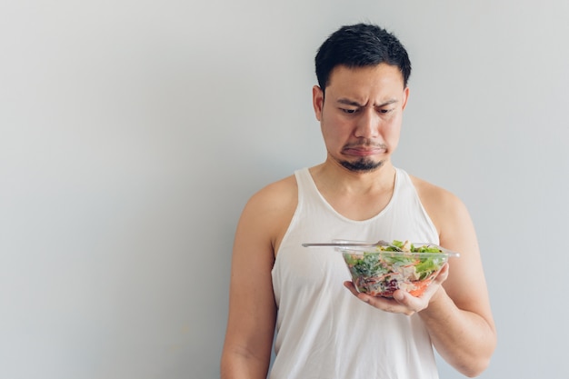 L&#39;uomo odia il pasto sano dell&#39;insalata.