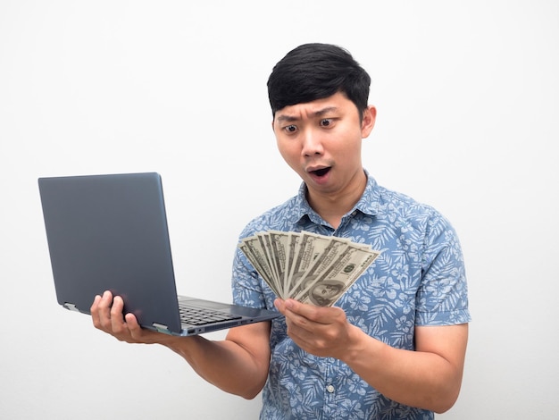 L'uomo ottiene un sacco di soldi con il lavoro online conceptMan entusiasta di guardare i soldi in mano
