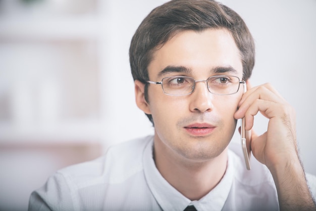 L&#39;uomo parla al telefono