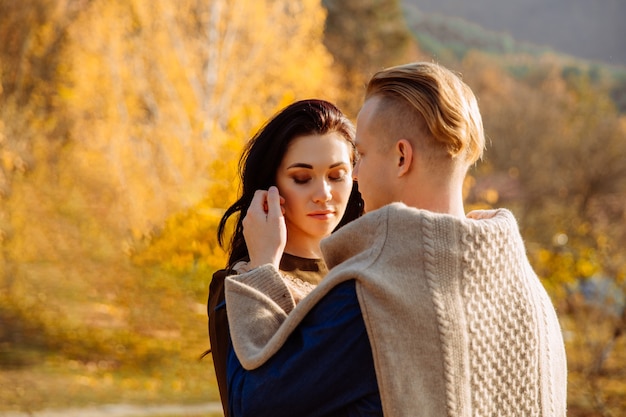 L'uomo passa dolcemente le dita intorno alla guancia della donna. Giovani coppie con la natura scenica