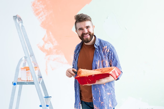 L'uomo pittura parete interna della nuova casa