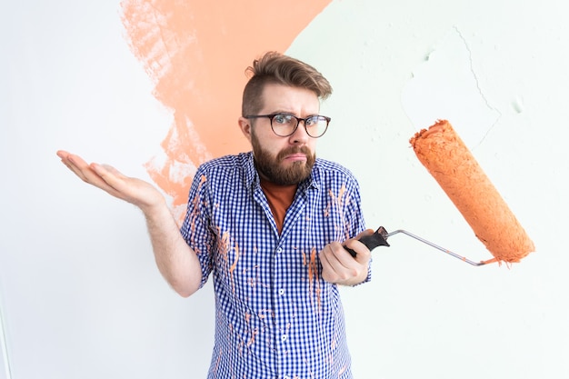 L'uomo pittura parete interna della nuova casa