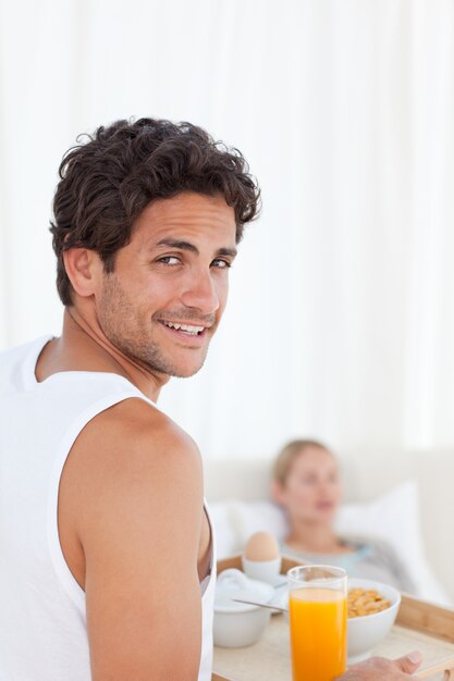 L&#39;uomo porta la colazione a sua moglie