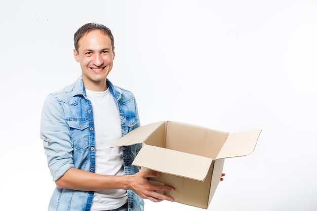 l'uomo porta la scatola, isolato, sfondo bianco