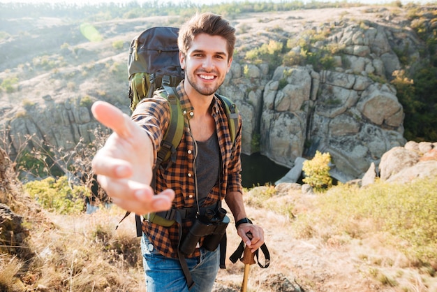 L'uomo prende la mano vicino al canyon