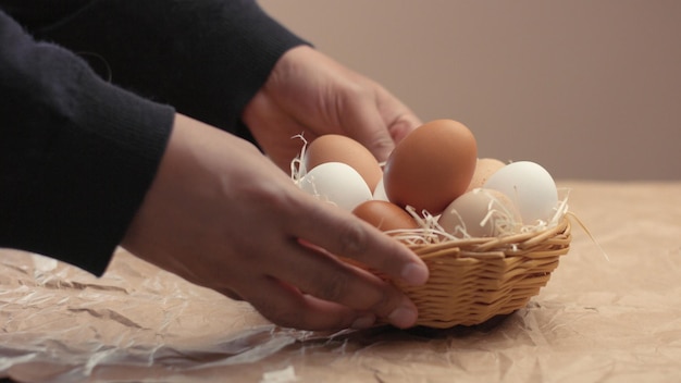 L'uomo prende le uova dal cesto e le mette nei baxoes Piccolo lavoratore agricolo