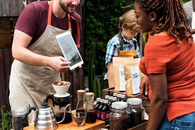 L&#39;uomo presenta il prodotto del caffè naturale