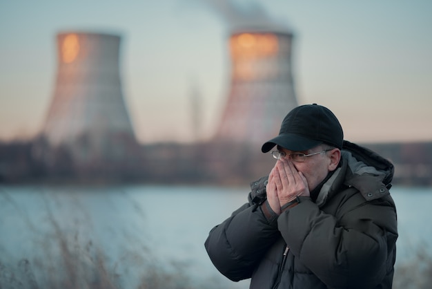 L'uomo respira aria inquinata