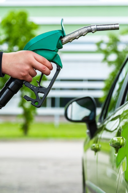 L'uomo riempie la sua auto con una benzina