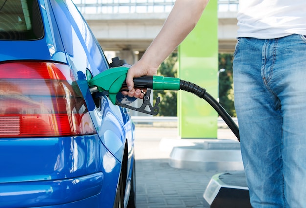 L'uomo rifornisce di carburante la sua auto