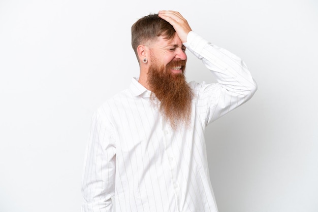 L'uomo rosso con la barba lunga isolata su sfondo bianco ha realizzato qualcosa e intende la soluzione