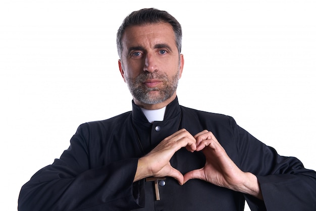 L&#39;uomo sacerdote a forma di cuore con le dita